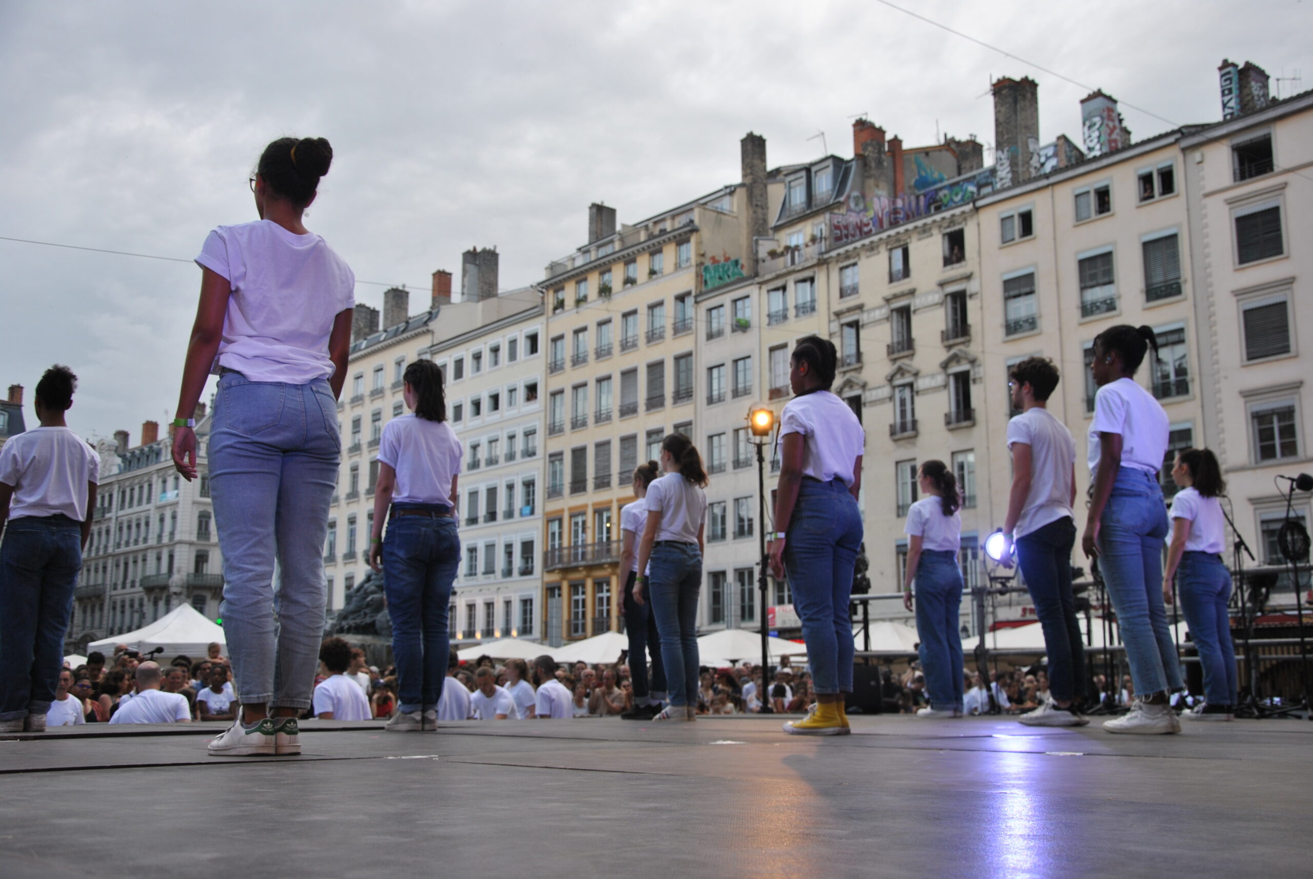 scène de fête de la musique en 2022 place des Terreaux à Lyon