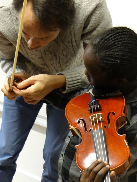 enseignant de violon avec son élève