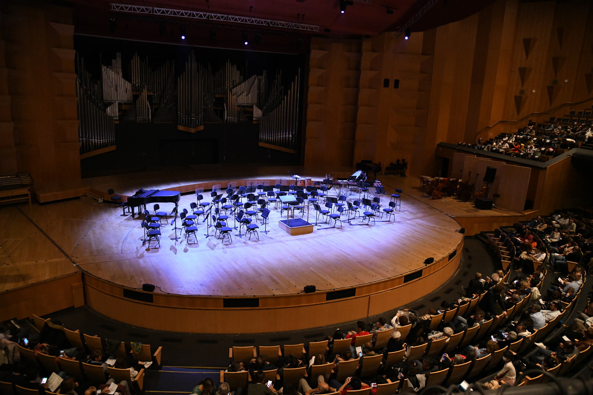 élèves du conservatoire sur la scène de l'auditorium de Lyon